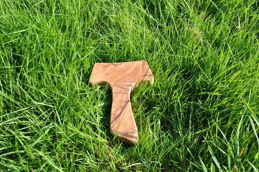 Une croix dans l'herbe