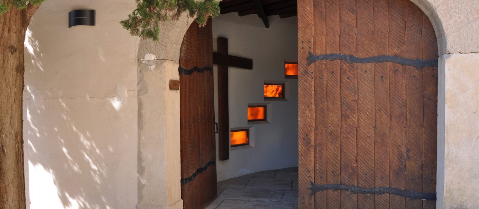 porte ouverte du monastère de Taulignan
