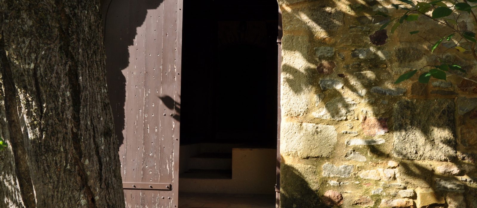 porte ouverte du monastère de solin